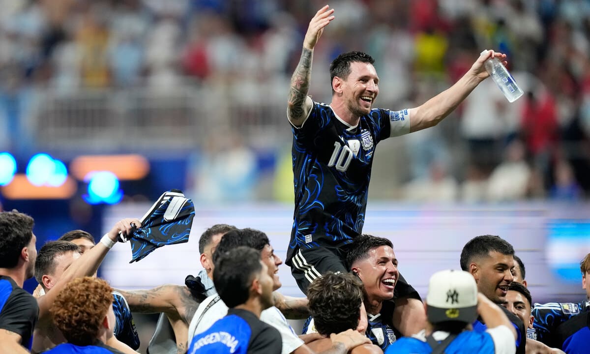 Messi san bằng kỷ lục hiếm của World Cup