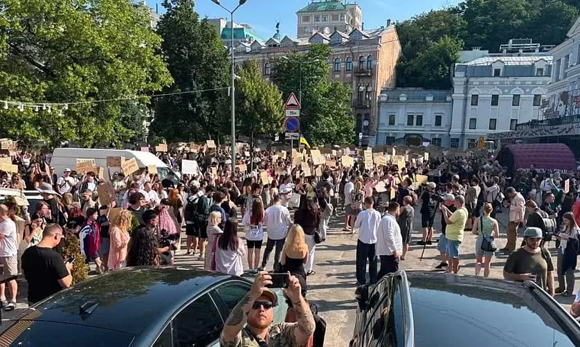 Украинцы протестуют против отставки Зеленского с поста министра обороны