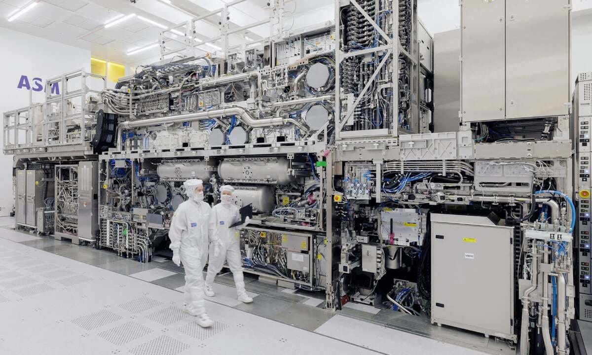 Intel отгрузила первую партию чипов с машины за $ 380 млн