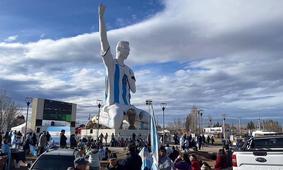 Tượng Messi cao 26 m ở Argentina
