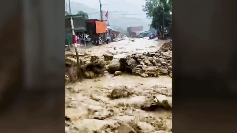 Đất đá từ đồi tràn xuống khu dân cư ở Lào Cai