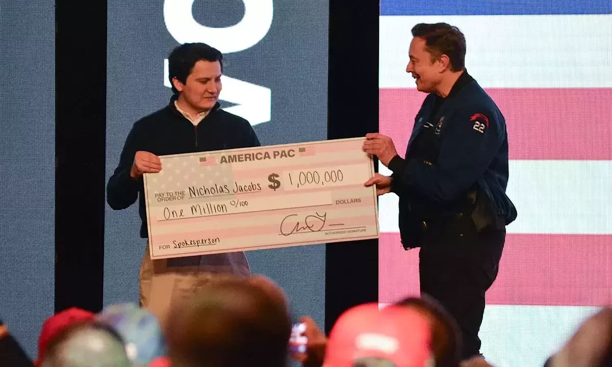 Elon Musk đối mặt nguy cơ bị khởi tố vì chiến dịch phát tiền cho cử tri