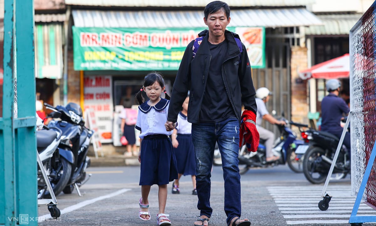 Bối rối vì con phải học xa nhà 10-12 km