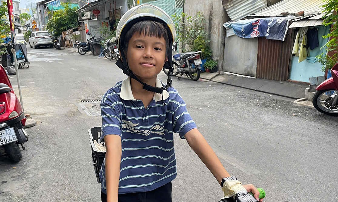 Cậu bé 'gây sốt' vì bán trứng dạo bằng thơ