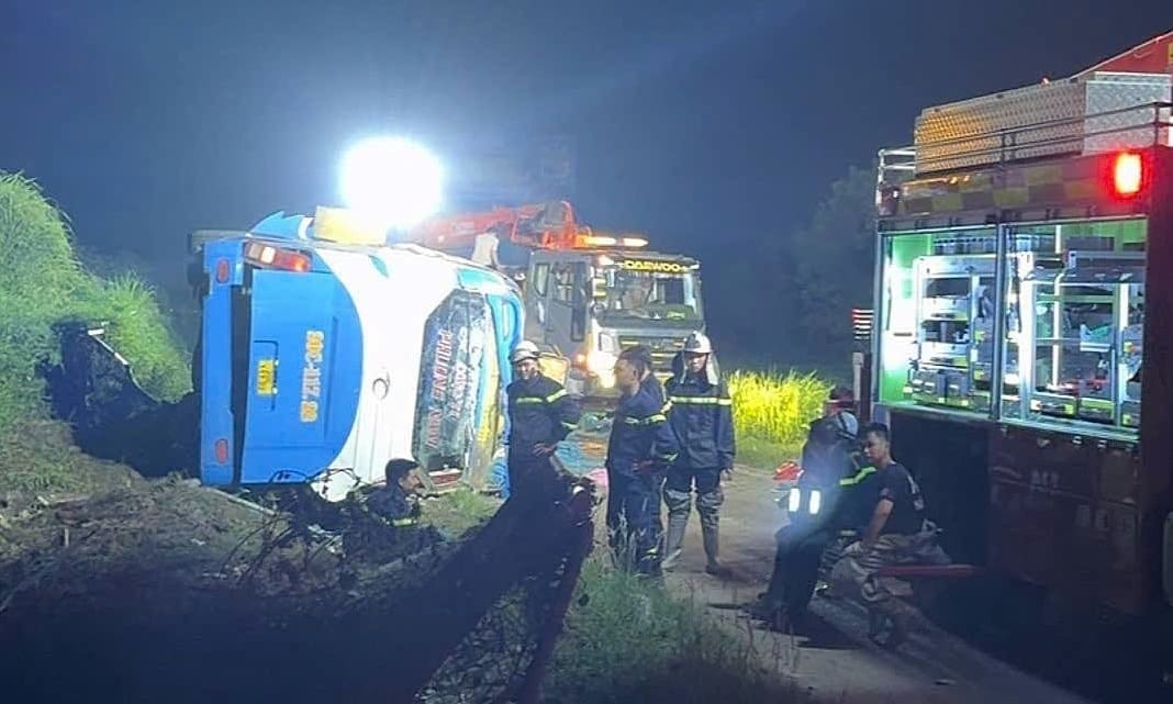 Xe khách lao khỏi cao tốc Pháp Vân - Cầu Giẽ, 4 người chết
