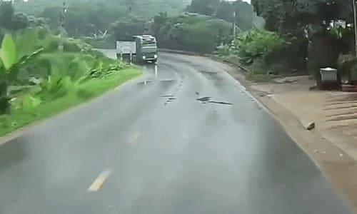 Vào cua ẩu, đuôi xe tải vả thẳng đầu xe ngược chiều