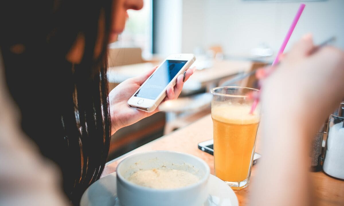 Bố mẹ ôm điện thoại suốt bữa tối, không biết con mất ngủ đã hai tháng