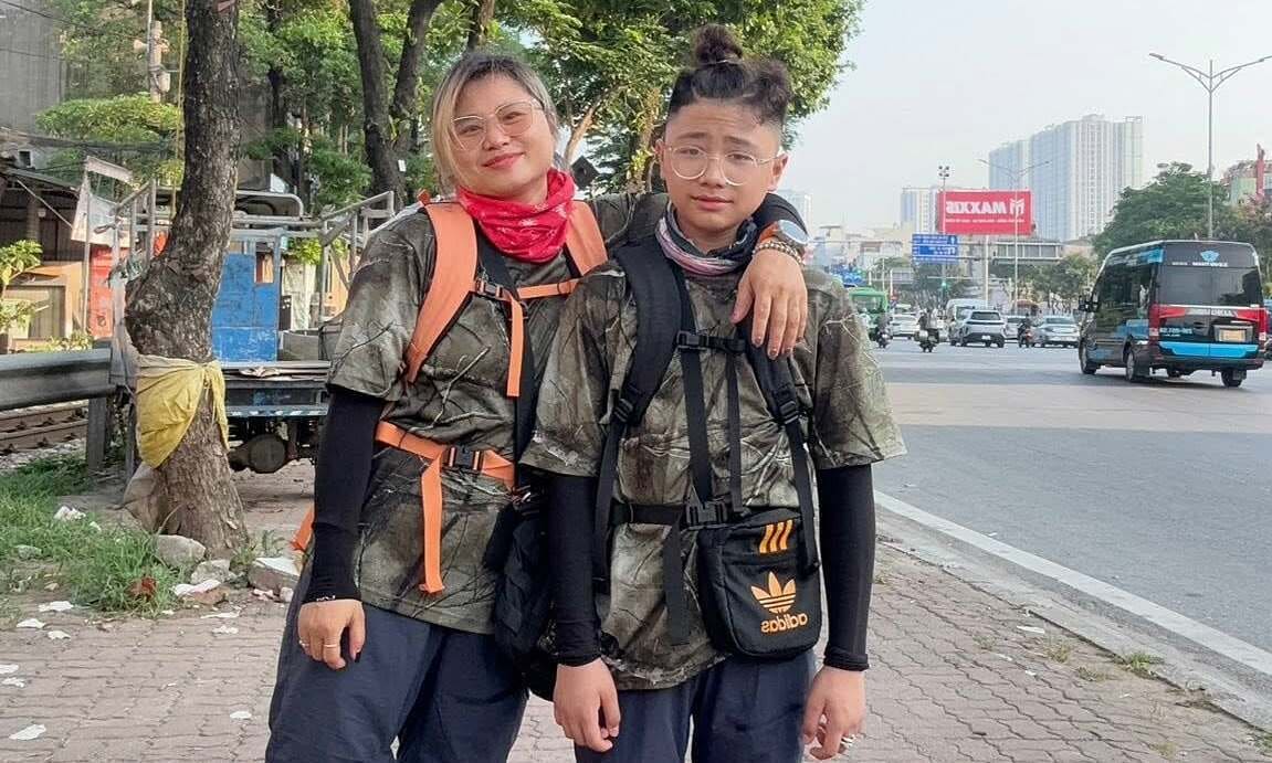 Mẹ cùng con 13 tuổi đi bộ từ Hà Nội vào Huế