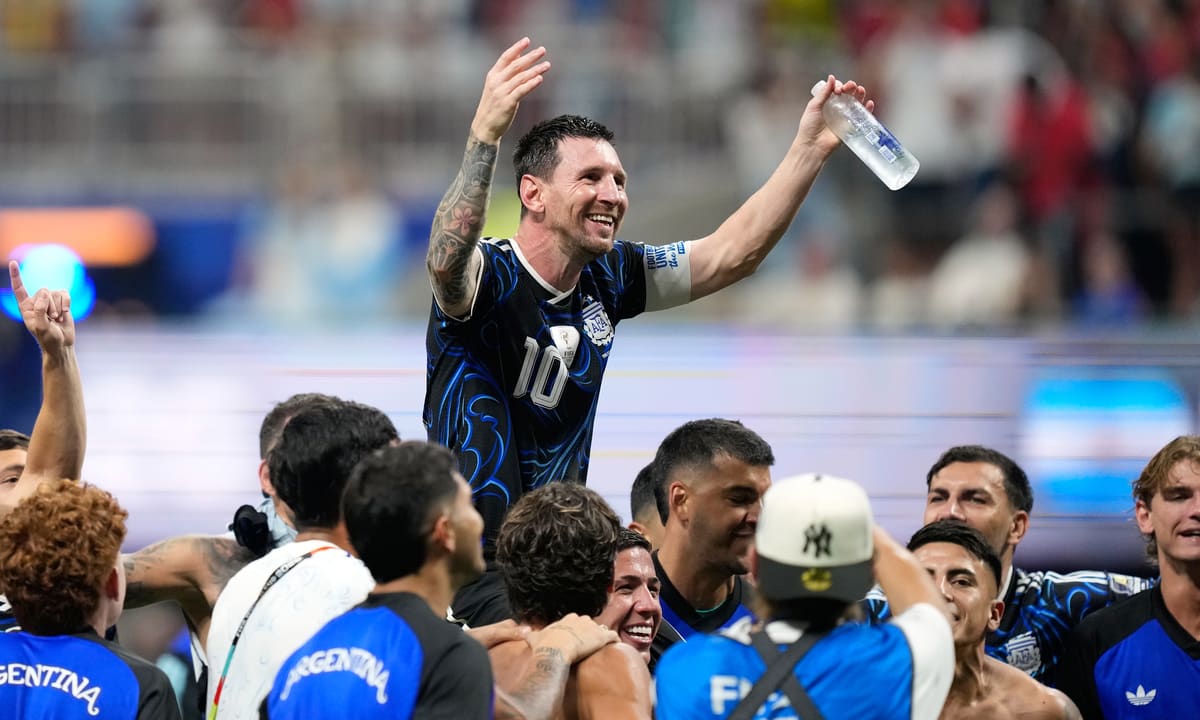 Messi làm HLV trên sân, phá chiến thuật Anh như thế nào?