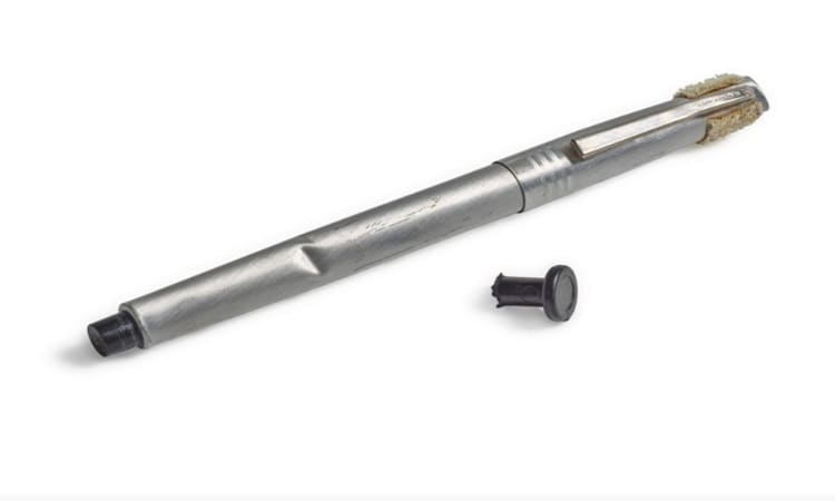 Chiếc bút cứu mạng hai phi hành gia Mỹ được đấu giá gần 900.000 USD