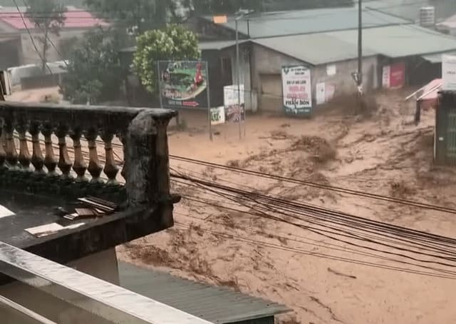 Lũ đổ về quốc lộ 32 như thác