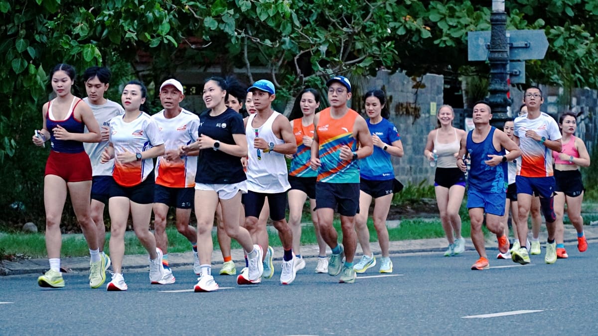 100 runner khởi động trước giờ đua VnExpress Marathon Đà Nẵng