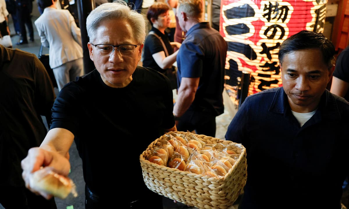 Jensen Huang phát bánh bao cho người hâm mộ ở Tokyo
