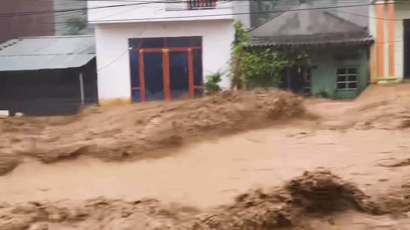 Lũ quét tràn qua khu dân cư ở Lai Châu