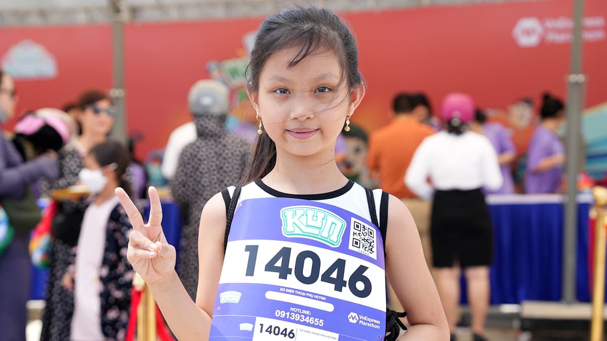Маленький бегун с нетерпением ждет гоночного комплекта Kun Marathon Da Nang