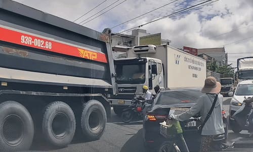 Hai người đi xe máy suýt bỏ mạng vì len trước đầu xe tải