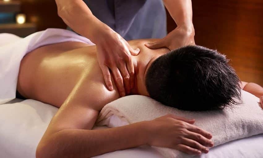 Mâu thuẫn tiền massage, khách ném gạch khiến chủ tiệm sống thực vật