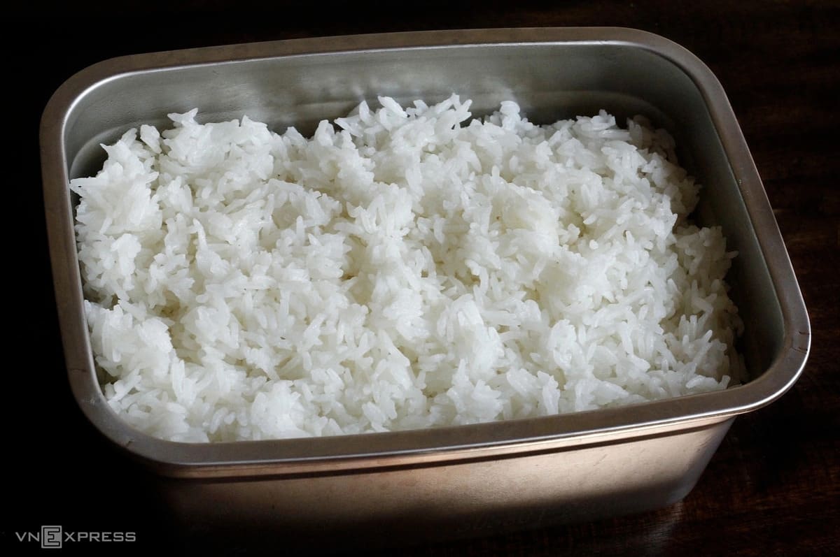 Bữa sáng ăn cơm nóng có gây 'nặng bụng'?
