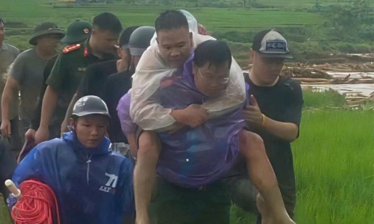 Người được cứu trong lũ Lai Châu: 'Cố với nhưng không cầm được tay con'