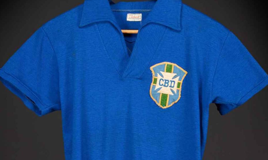 Áo đấu của Pelé được bán với giá 4,9 triệu USD