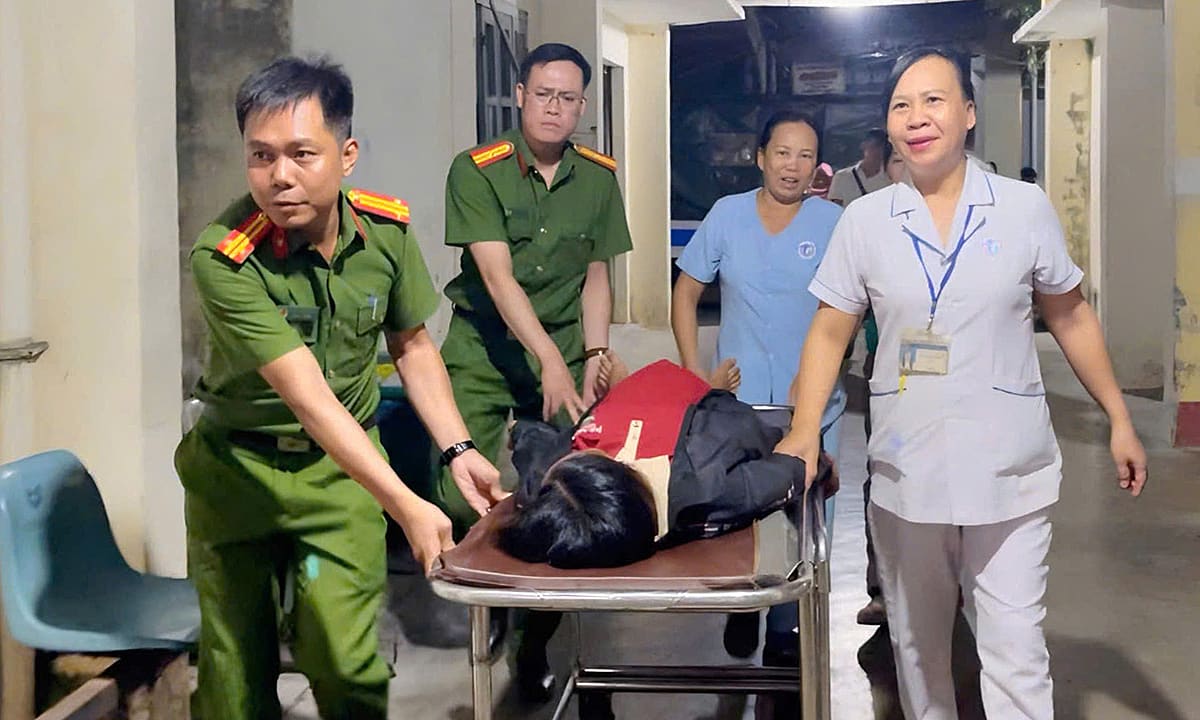 Công an băng rừng đưa sản phụ chuyển dạ đến bệnh viện