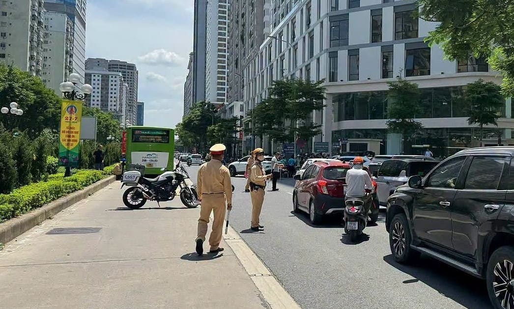 Lấn làn buýt nhanh, một phụ nữ bị tông tử vong