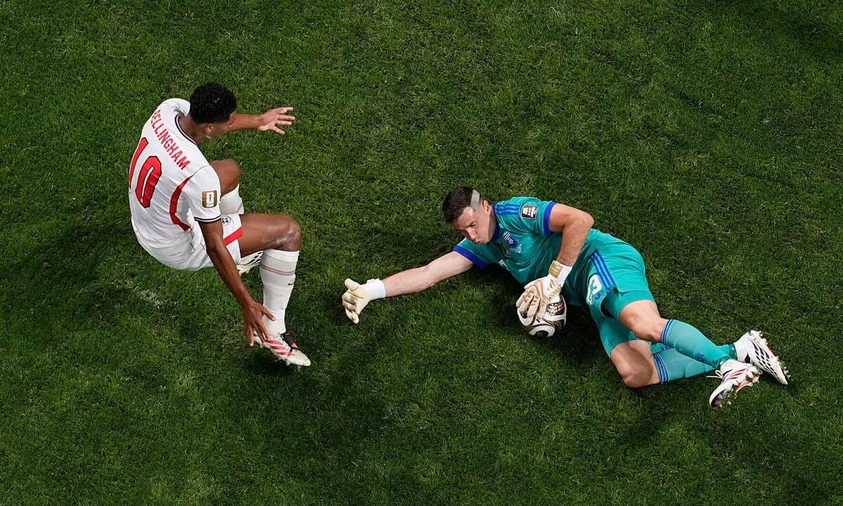 CĐV Argentina công kích thủ môn Martinez