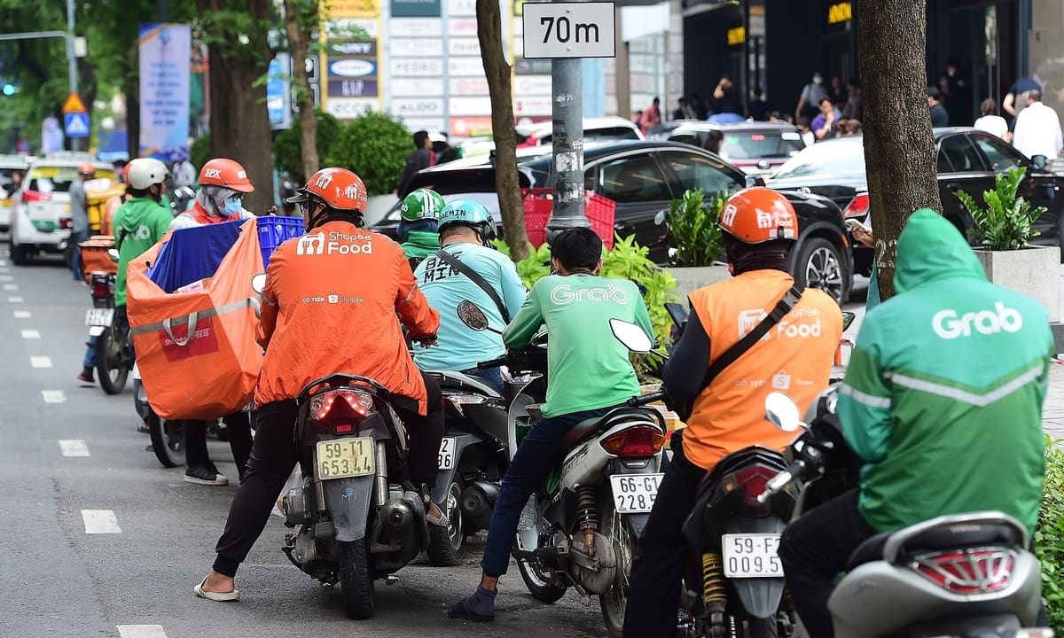 Cử nhân 'hết date' nếu 10 năm chạy xe ôm công nghệ, shipper