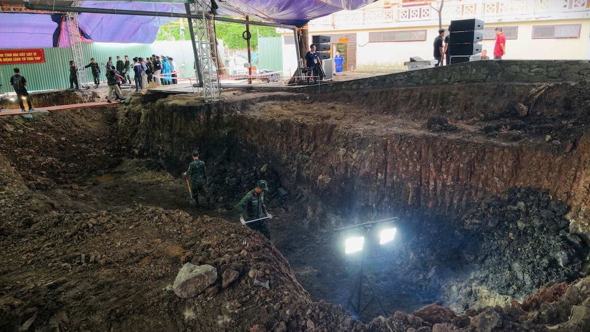 100 останков мучеников найдены в парке Le Thi Rieng после двух недель раскопок