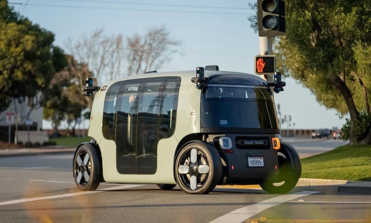 Robotaxi bị triệu hồi vì lao vào nơi hỏa hoạn