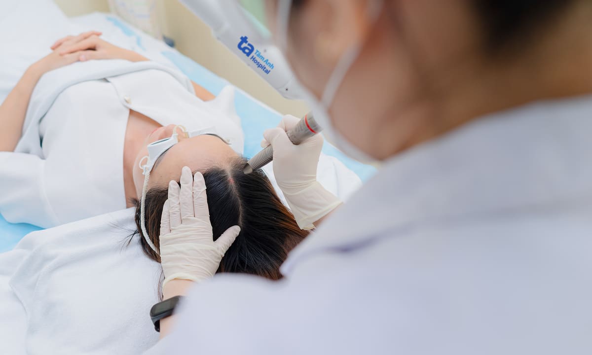 Hói trán kiểu 'bò liếm' điều trị thế nào