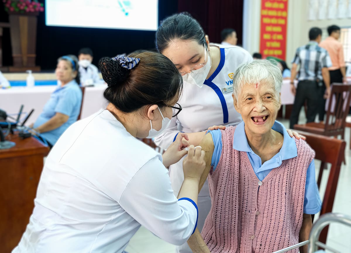Người khuyết tật cao tuổi được tiêm vaccine miễn phí