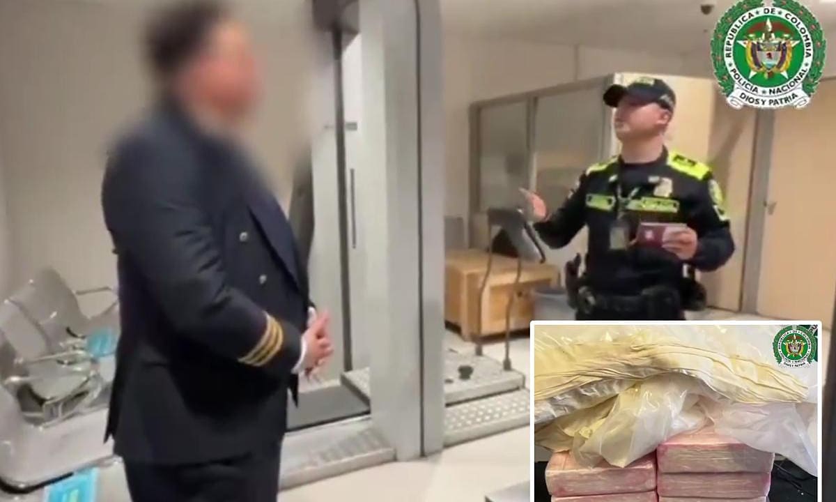 Cải trang thành phi công, quấn 10 kg cocaine quanh người