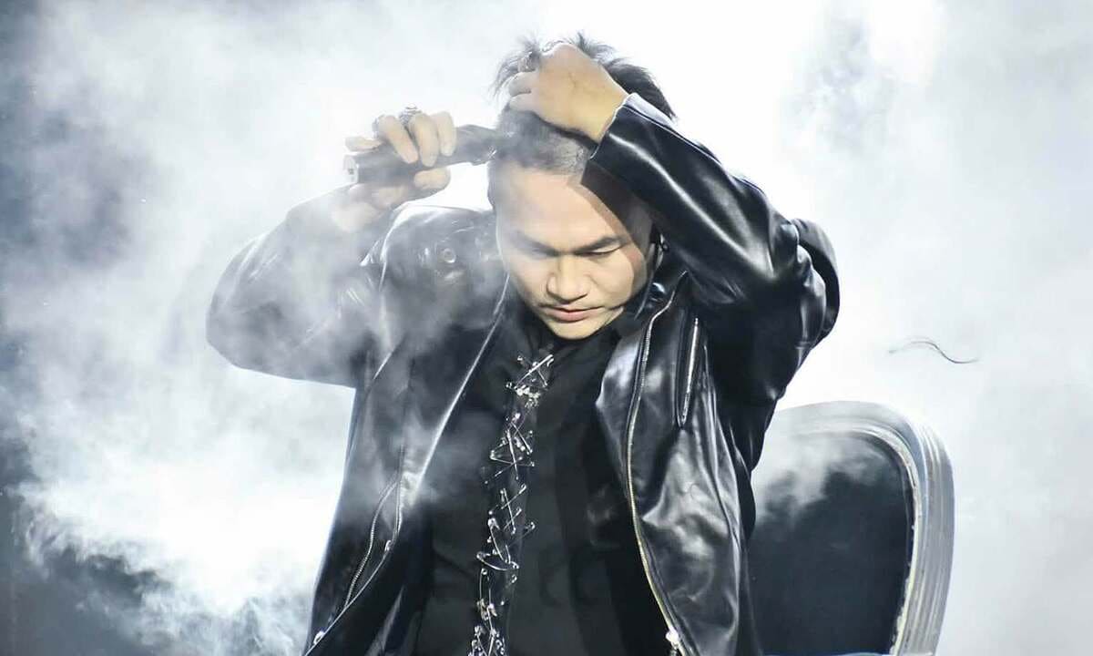 Đại Nghĩa cạo tóc trên sân khấu