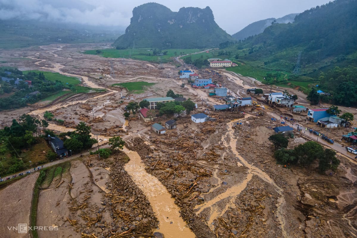 Bùn đất phủ kín thung lũng Mường Than