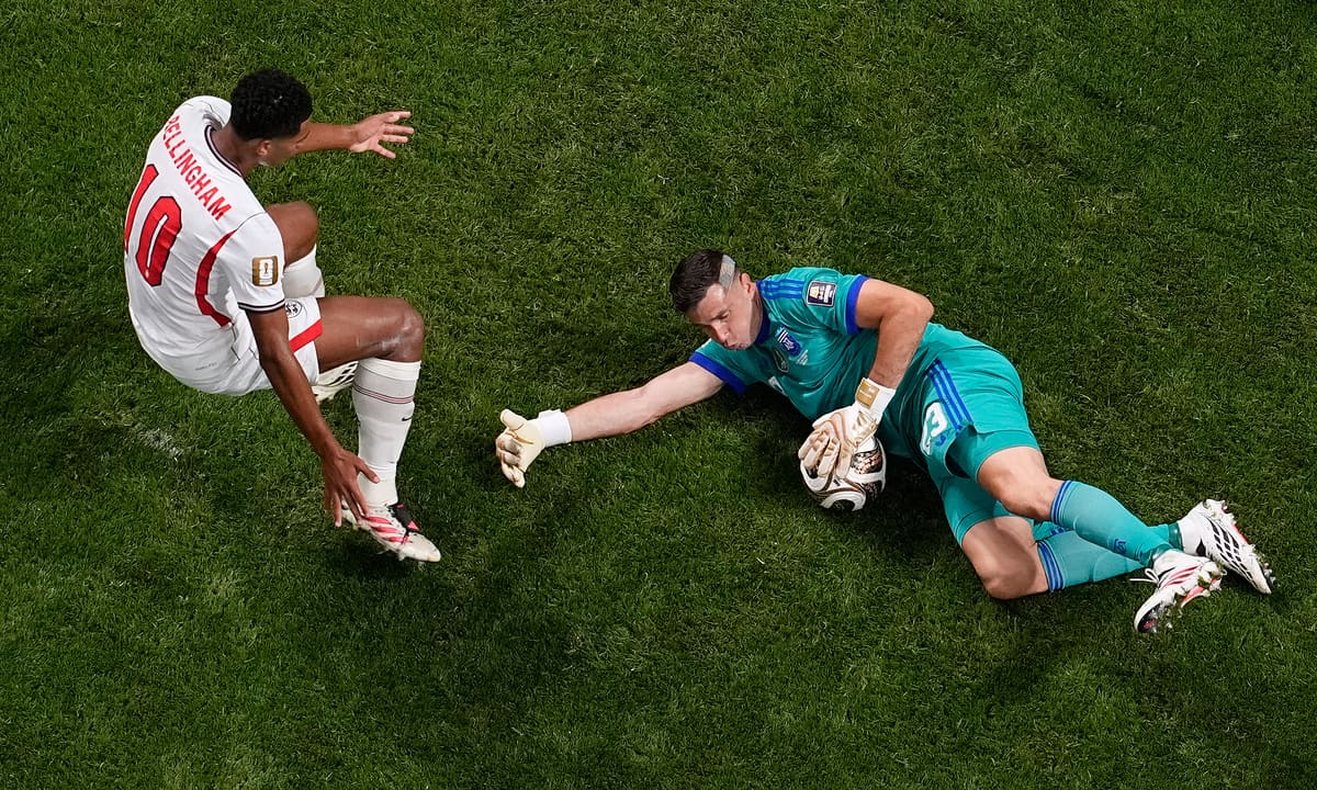 Dibu Martinez nén đau dự chung kết World Cup