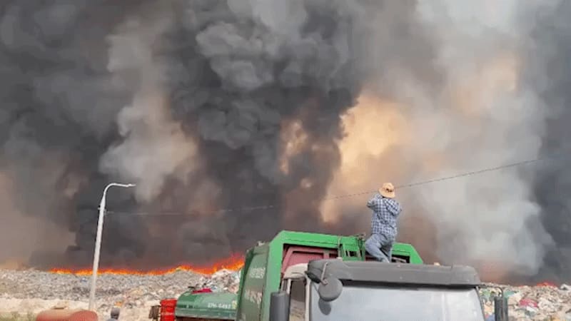 Пожар на крупнейшей свалке в Нгеане, пожар распространился на защитный лес