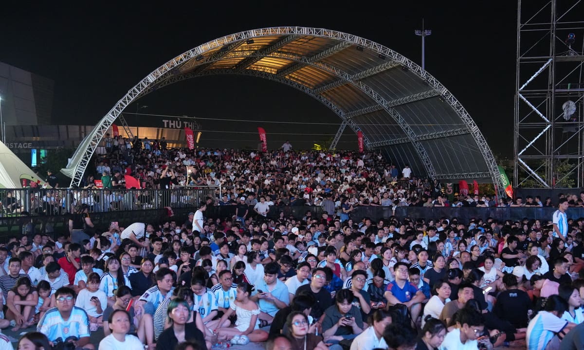 Тысячи вьетнамских болельщиков стекаются в парк Saigon Riverfront, чтобы посмотреть финал чемпионата мира по футболу
