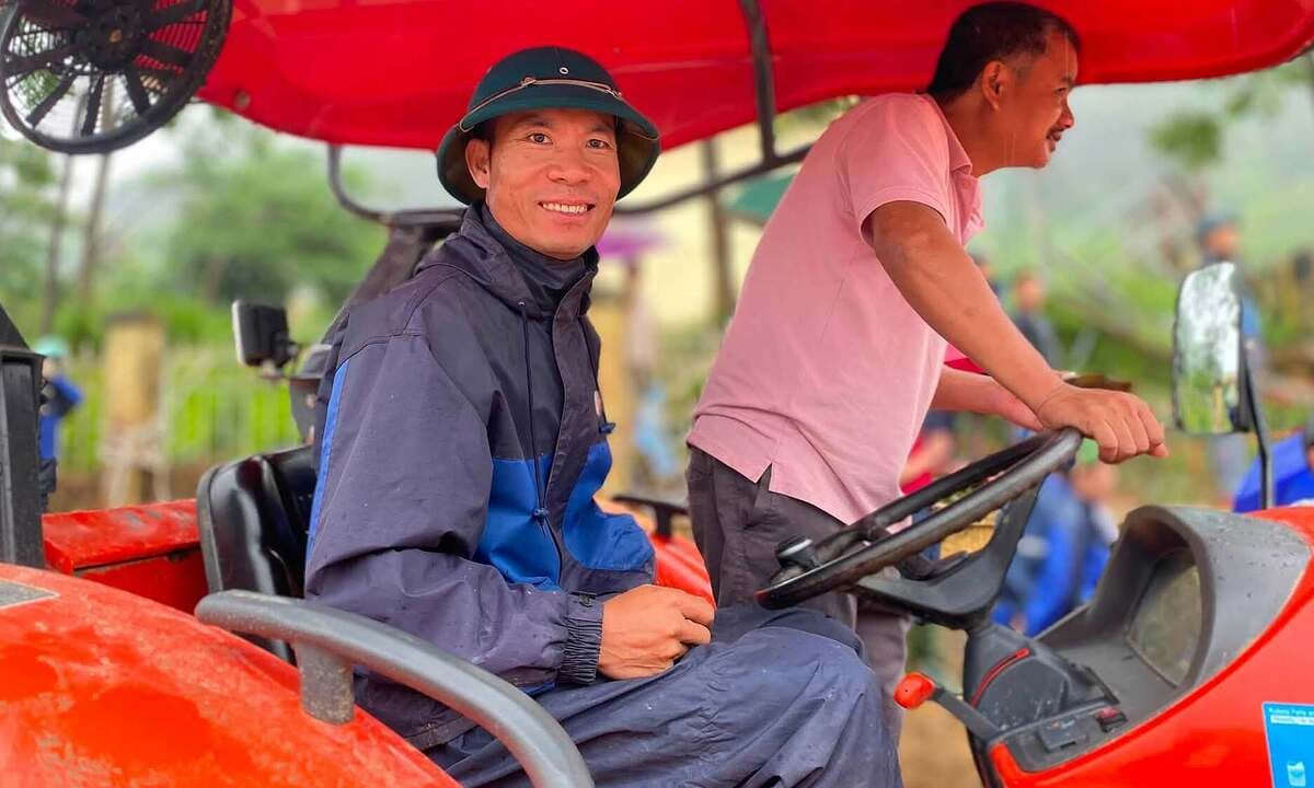 Vợ chồng nông dân lái máy cày đi cứu nạn vùng lũ
