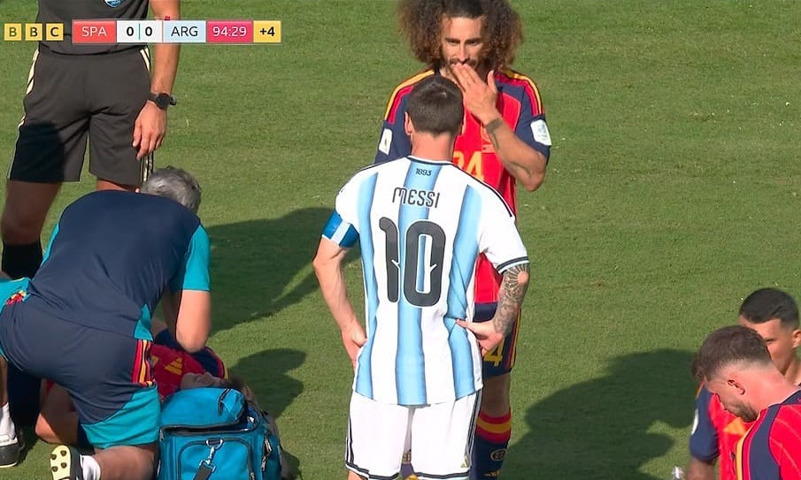 Messi bị chê 'trẻ con' khi đòi phạt thẻ đỏ Cucurella