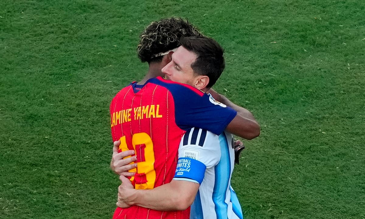 Yamal an ủi Messi sau khi vô địch World Cup 2026