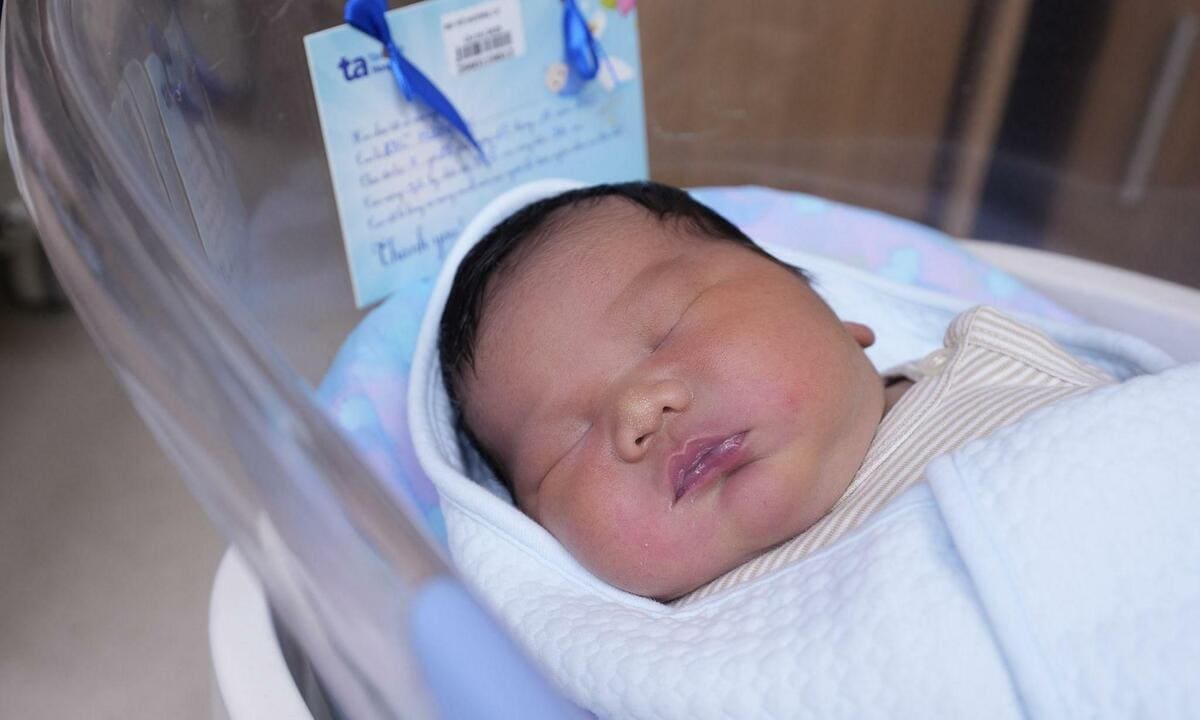 Bé trai chào đời nặng 5,3 kg