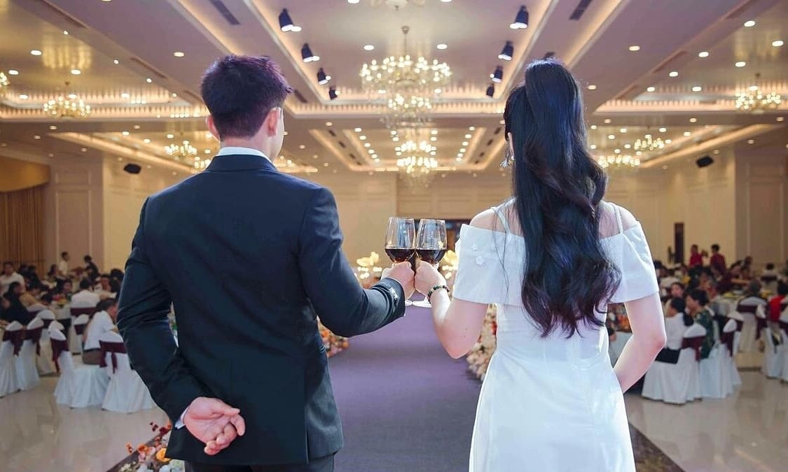 'Cả năm tích góp đổi lấy hai giờ sĩ diện trong đám cưới'