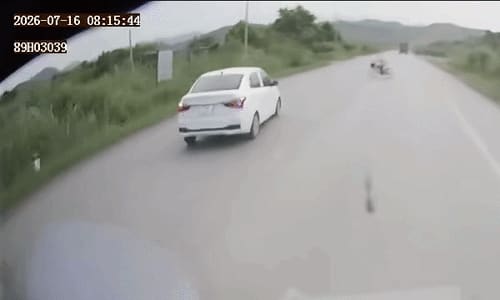 Ôtô xoay tròn khi tránh xe đạp cắt ngang đường
