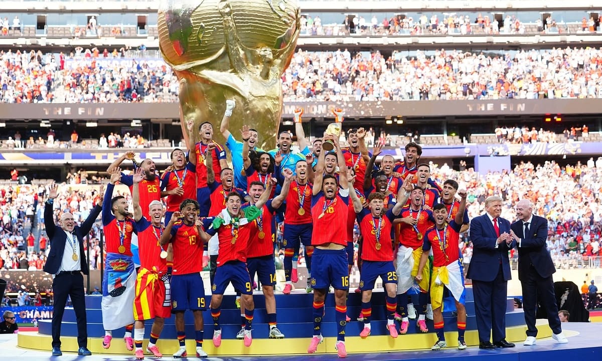 Chủ tịch FIFA giục ông Trump rời bục khi đội Tây Ban Nha nâng cúp