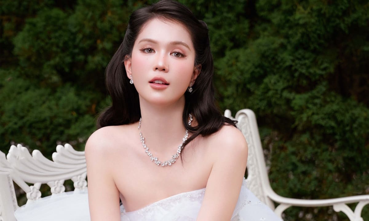 Ngọc Trinh tạo dáng với đầm cưới xuyên thấu