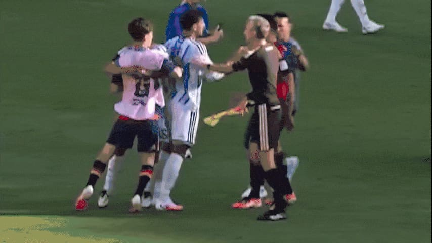 Tình huống xô xát giữa cầu thủ Argentina và Tây Ban Nha