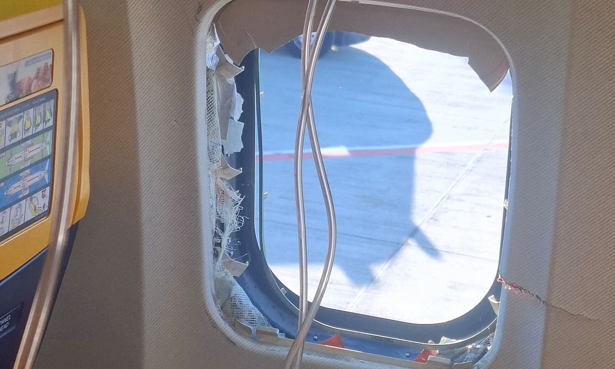 Авиакомпания Ryanair вызвала поломку окна в самолете, которая едва не отсосала у гостей