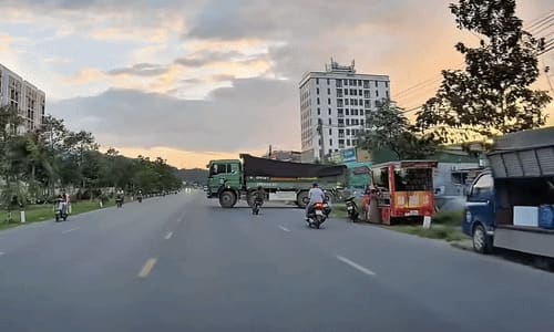 Người phụ nữ đi xe đạp điện lao vào gầm xe tải như tự sát