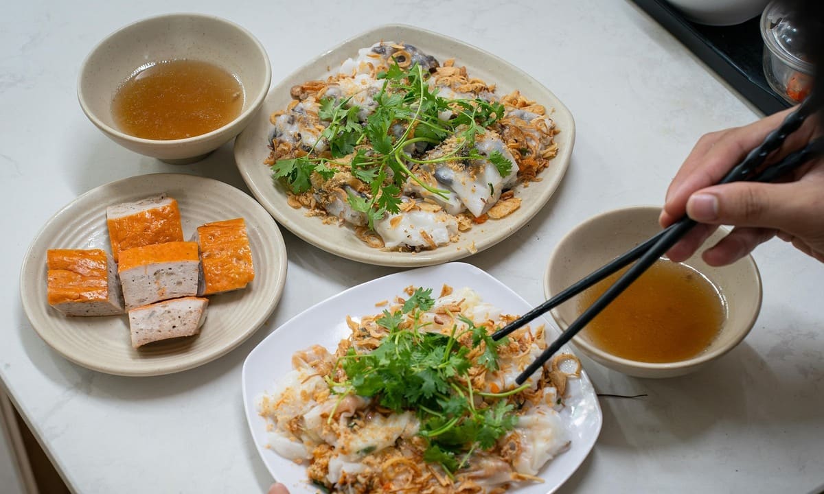 Hàng bánh cuốn Michelin gần 100 năm ở phố cổ